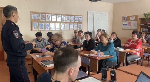 С целью повышения безопасности граждан и борьбы с мошенничеством начальник ОМВД России по Баргузинскому району Тумэн Цыренжапов провел профилактическую беседу в МБОУ &quot;Баргузинская СОШ&quot;..