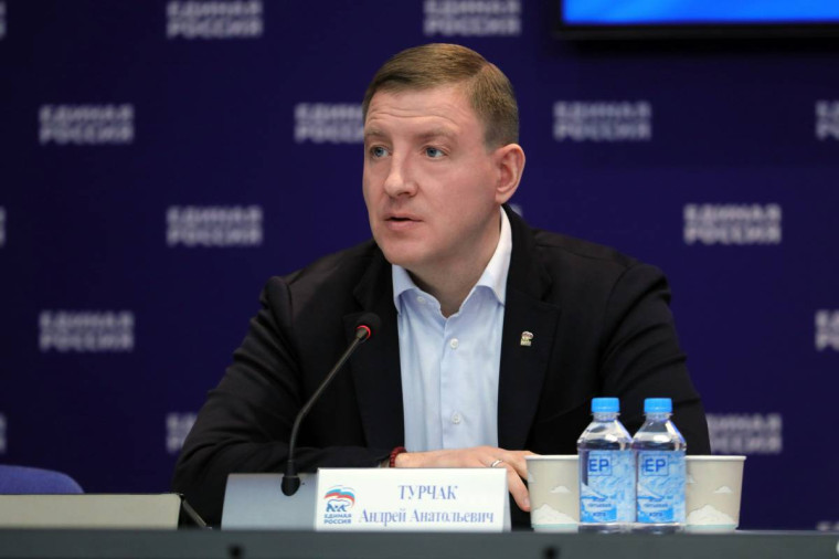 Андрей Турчак: «Единая Россия» внесла поправки к проекту федерального бюджета на ближайшие три года. Андрей Турчак: «Единая Россия» внесла поправки к проекту федерального бюджета на ближайшие три года.